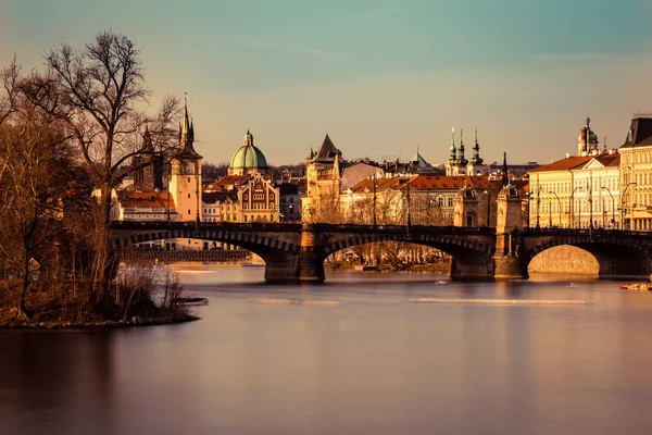 Panorama Van Praag Bij Zonsondergang Gouden Kleurrijke Vltava Embankment Legion — Stockfoto