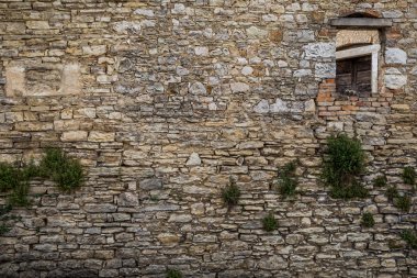 eski taş duvarla pencereli