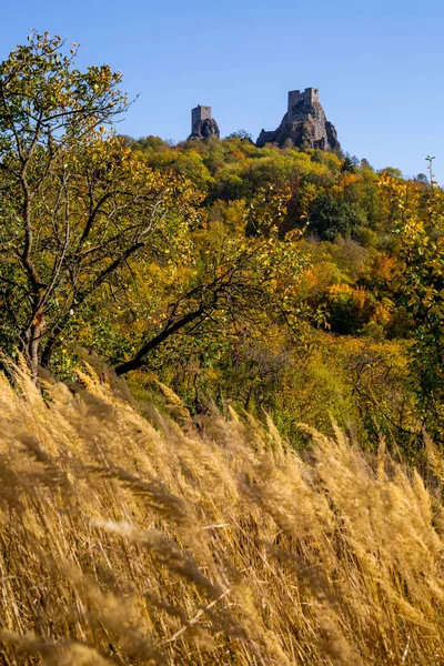 Paisaje Otoñal Bohemia Dominando Las Ruinas Castillo Medieval Una Colina — Foto de Stock