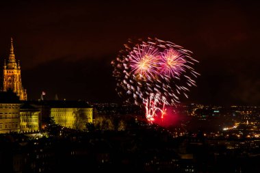 Yeni yıl havai fişek üzerinden Prag'ın tarihi merkezi. Güzel aydınlatılmış Prag Kalesi ve St. Vitus Katedrali. Prag Çek Republic.New yıl havai fişek