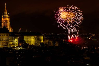Yeni yıl havai fişek üzerinden Prag'ın tarihi merkezi. Güzel aydınlatılmış Prag Kalesi ve St. Vitus Katedrali. Prag Çek Republic.New yıl havai fişek