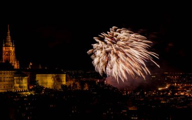 Yeni yıl havai fişek üzerinden Prag'ın tarihi merkezi. Güzel aydınlatılmış Prag Kalesi ve St. Vitus Katedrali. Prag Çek Republic.New yıl havai fişek