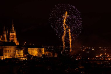 Yeni yıl havai fişek üzerinden Prag'ın tarihi merkezi. Güzel aydınlatılmış Prag Kalesi ve St. Vitus Katedrali. Prag Çek Republic.New yıl havai fişek