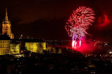 Yeni yıl havai fişek üzerinden Prag'ın tarihi merkezi. Güzel aydınlatılmış Prag Kalesi ve St. Vitus Katedrali. Prag Çek Republic.New yıl havai fişek