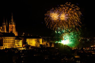 Yeni yıl havai fişek üzerinden Prag'ın tarihi merkezi. Güzel aydınlatılmış Prag Kalesi ve St. Vitus Katedrali. Prag Çek Republic.New yıl havai fişek