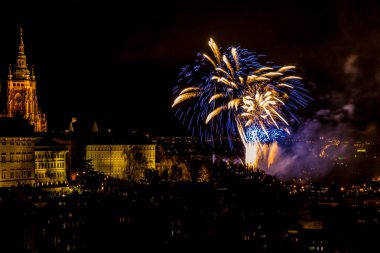 Yeni yıl havai fişek üzerinden Prag'ın tarihi merkezi. Güzel aydınlatılmış Prag Kalesi ve St. Vitus Katedrali. Prag Çek Republic.New yıl havai fişek