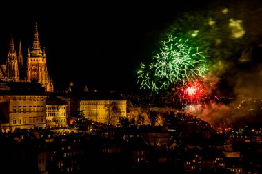 Yeni yıl havai fişek üzerinden Prag'ın tarihi merkezi. Güzel aydınlatılmış Prag Kalesi ve St. Vitus Katedrali. Prag Çek Republic.New yıl havai fişek