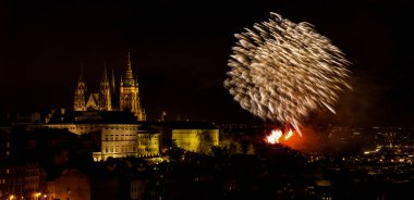 Yeni yıl havai fişek üzerinden Prag'ın tarihi merkezi. Güzel aydınlatılmış Prag Kalesi ve St. Vitus Katedrali. Prag Çek Republic.New yıl havai fişek