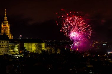 Yeni yıl havai fişek üzerinden Prag'ın tarihi merkezi. Güzel aydınlatılmış Prag Kalesi ve St. Vitus Katedrali. Prag Çek Republic.New yıl havai fişek