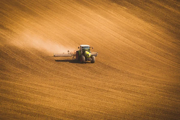 Trabalho de outono no campo — Fotografia de Stock