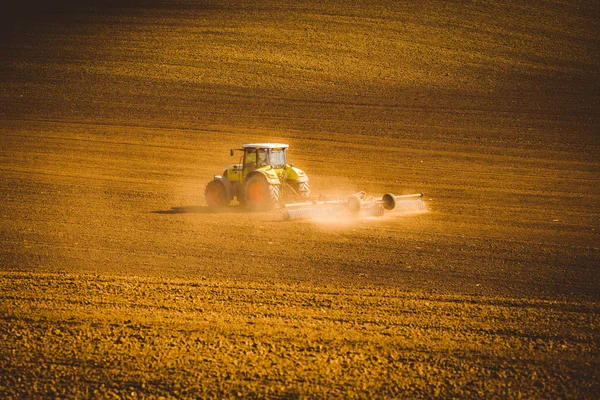 Trabalho de outono no campo — Fotografia de Stock