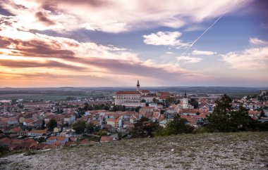 Gün batımında, South Moravia'deki / Mikulov şehir görünümünü