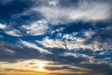 Güzel gün doğumu ve gökyüzünde dramatik bulutlar