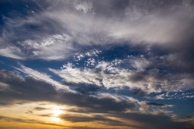 Güzel gün doğumu ve gökyüzünde dramatik bulutlar