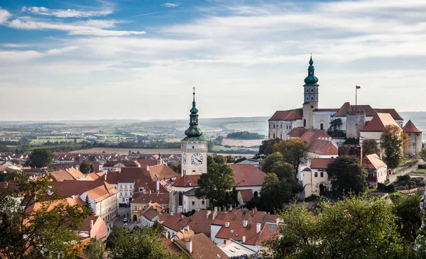 Moravia del Sur pequeño pueblo de Mikulov — Foto de Stock