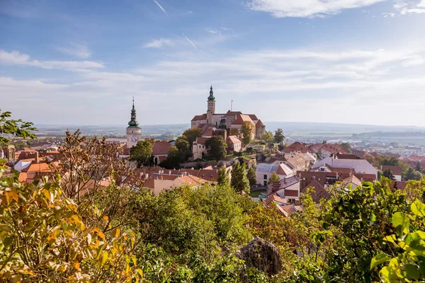Moravia del Sur ciudad de Mikulov en los colores de otoño — Foto de Stock