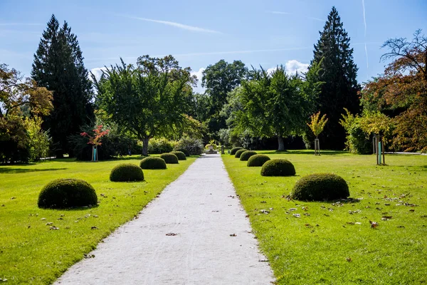 Castello di Lednice con parco monumentale giardino — Foto Stock