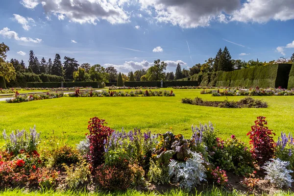 Κάστρο Λεδνιγε με μνημειώδη κήπο πάρκο — Φωτογραφία Αρχείου