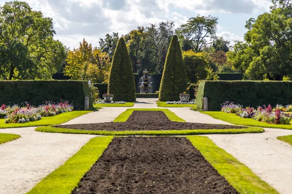 Κάστρο Λεδνιγε με μνημειώδη κήπο πάρκο — Φωτογραφία Αρχείου