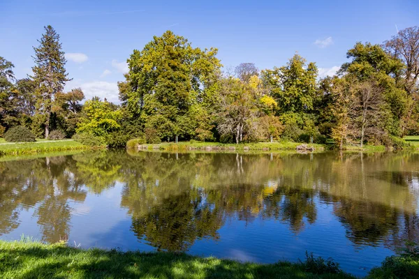 Sjön och träd i Lednice slottspark — Stockfoto