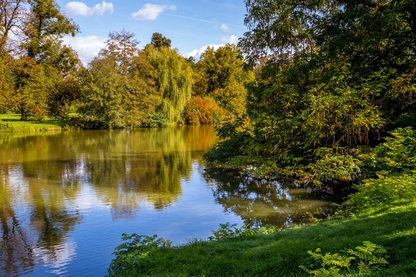 Sjön och träd i Lednice slottspark — Stockfoto