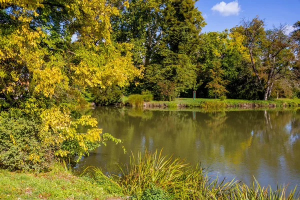 See und Bäume im Schlosspark Lednice — Stockfoto
