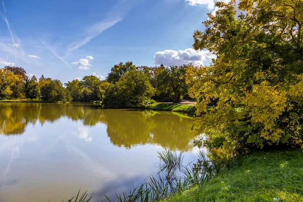 Lac et arbres au parc du château de Lednice — Photo