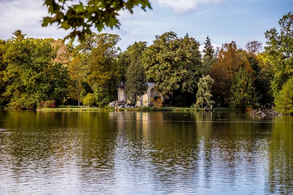 Sjön och träd i Lednice slottspark — Stockfoto