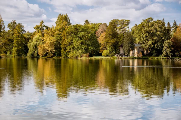 Lac et arbres au parc du château de Lednice — Photo