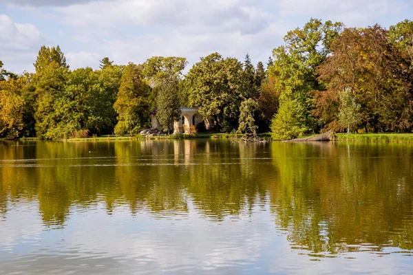 Sjön och träd i Lednice slottspark — Stockfoto