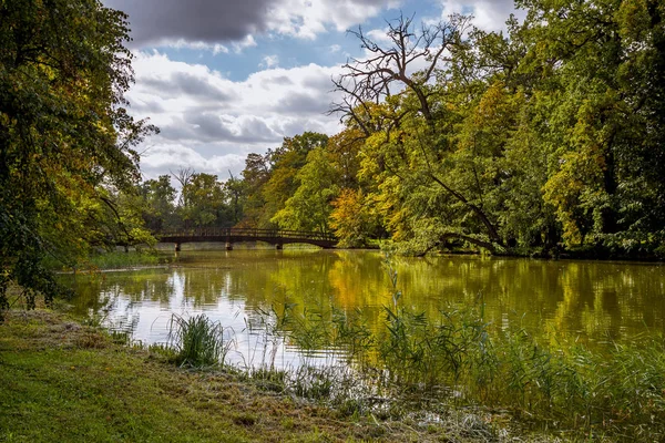 Romantiska Engelska parken, slottet Lednice — Stockfoto