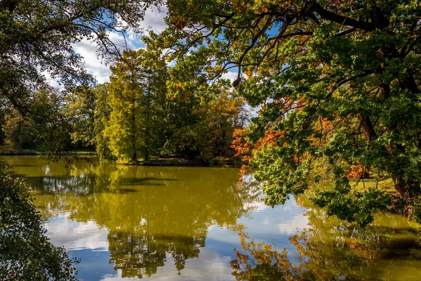 Romantyczny park angielski, zamku Lednice — Zdjęcie stockowe