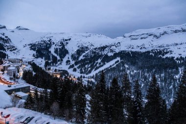 Karlı Alp Kayak Merkezi Flaine gecede, Haute Savoie, Fransa