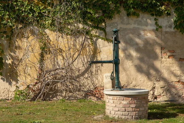 Angoli romantici del giardino del castello Milotice — Foto Stock