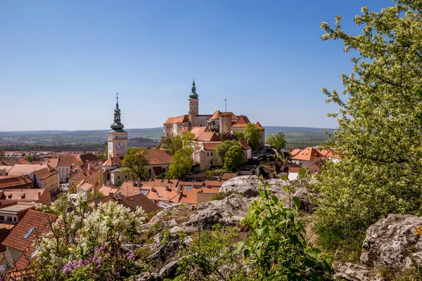 Vista panorámica de la ciudad de Mikulov — Foto de Stock