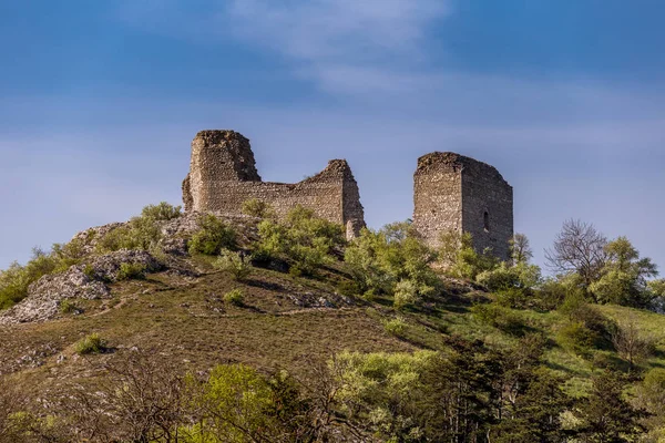 Kale bir tepede harabe.