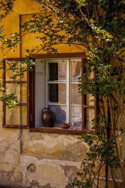 Pencereli eski evin romantik köşeleri