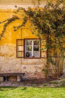 Pencereli eski evin romantik köşeleri