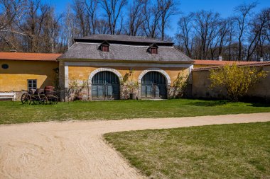 Kapı ve çiçek ile eski ev