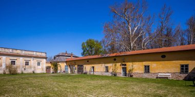 Kapı ve çiçek ile eski ev