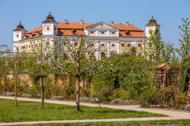 Kale Bahçelerinden Şato'ya Manzara