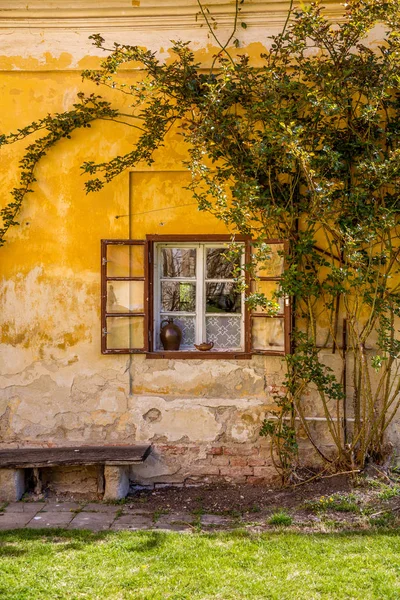 Pencereli eski evin romantik köşeleri