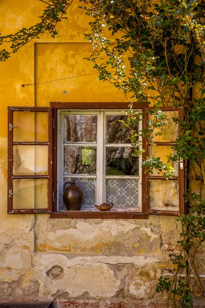 창문이있는 오래된 집의 낭만적 인 구석 — 스톡 사진