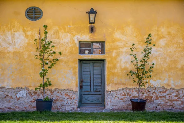 Старий будинок з воротами і квіткою — стокове фото