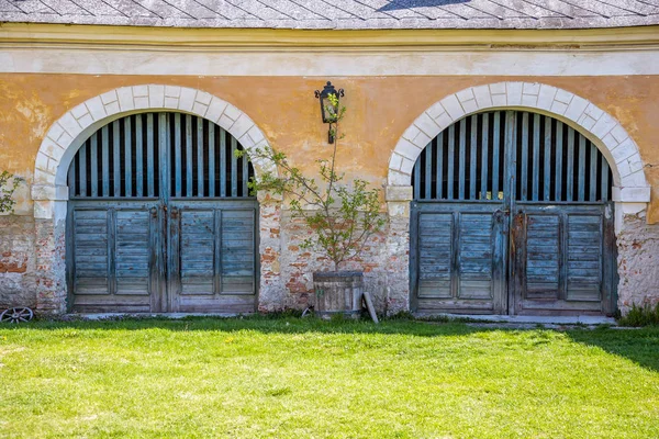Старий будинок з воротами і квіткою — стокове фото