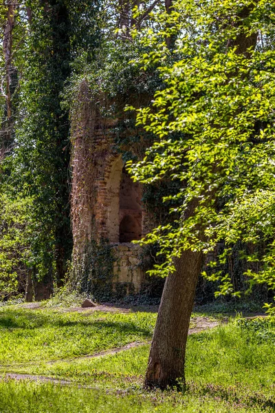 Kapellenruine im englischen Schlosspark — Stockfoto