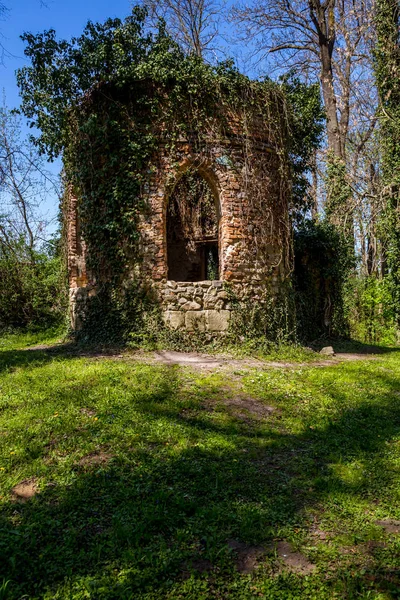 Kapellenruine im englischen Schlosspark — Stockfoto