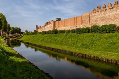 Güçlendirilmiş tarihi ortaçağ kasabası