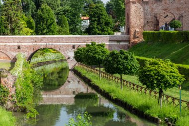 Güçlendirilmiş tarihi ortaçağ kasabası