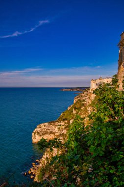 Yukarıdan kayalık sahil